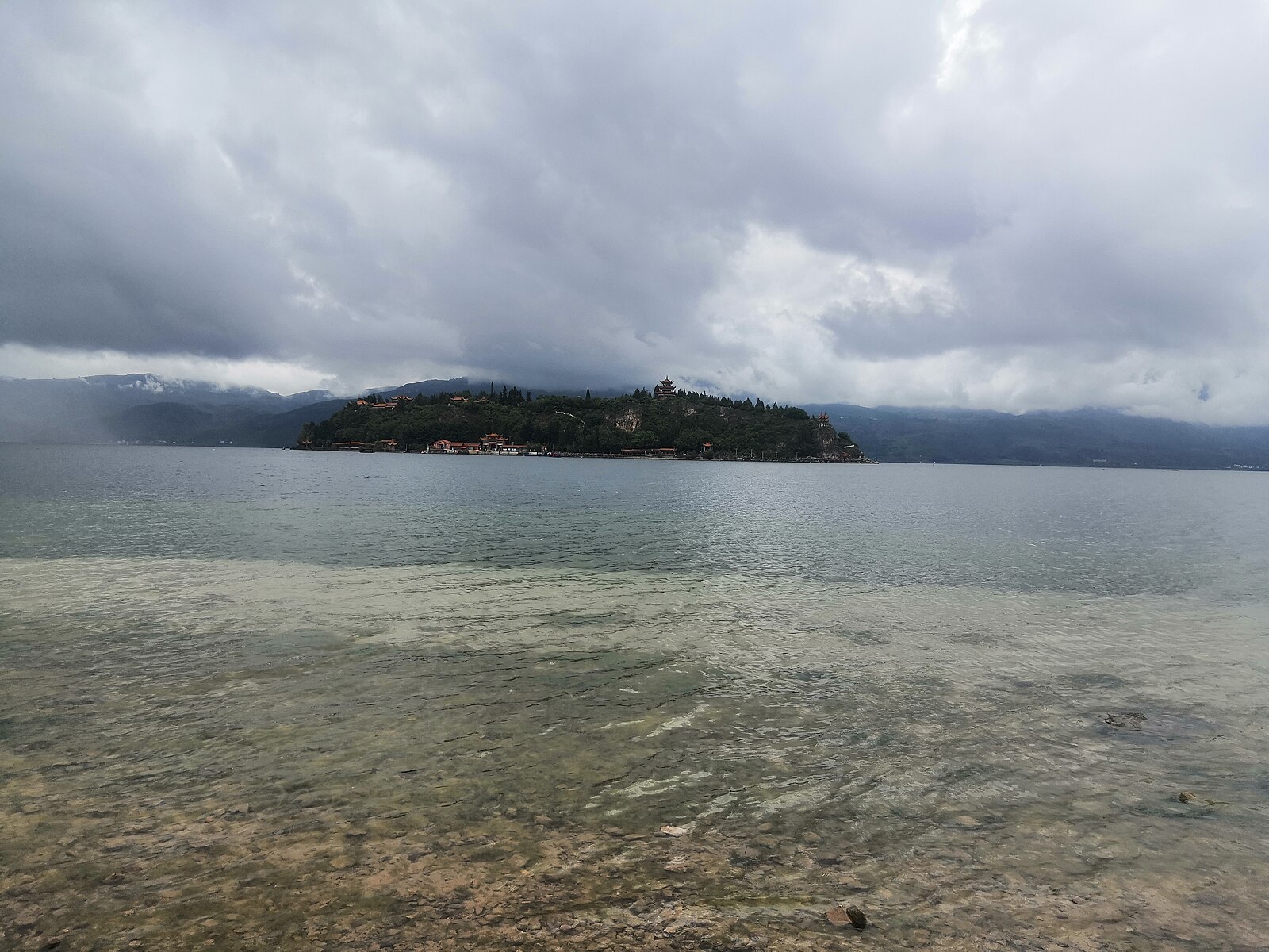 抚仙湖湖面与高原天光