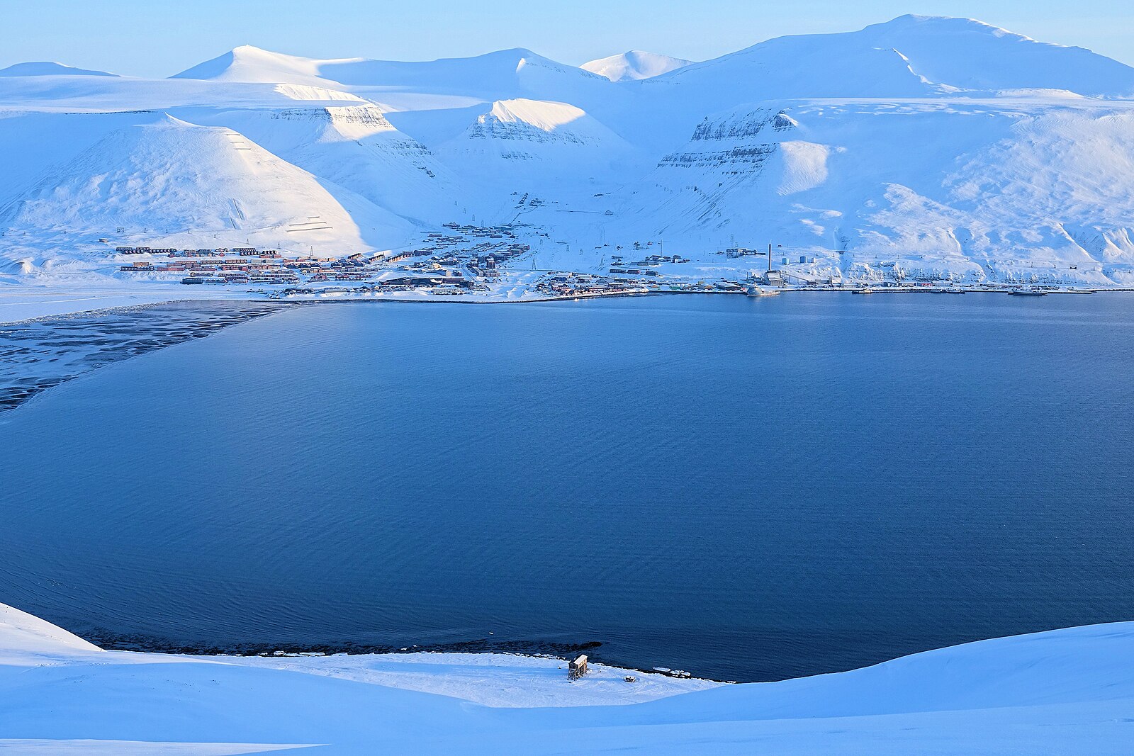 朗伊尔城 全景与峡湾 (Longyearbyen panorama and fjord)