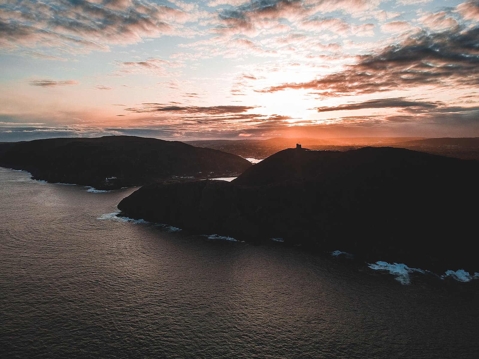 夕阳下俯瞰 Signal Hill、Cabot Tower 与圣约翰斯港